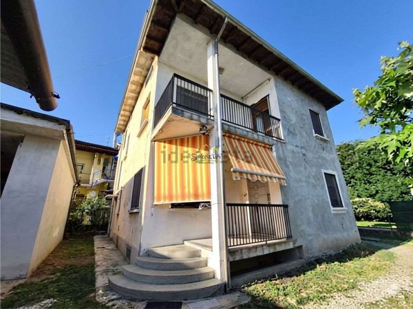 appartamento in vendita ad Oleggio in zona Carmine
