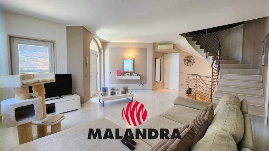 casa indipendente in vendita ad Oleggio