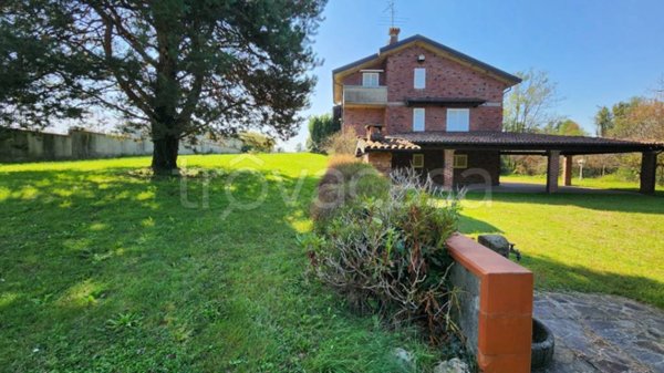 casa indipendente in vendita ad Oleggio