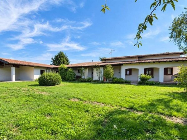 casa indipendente in vendita ad Oleggio