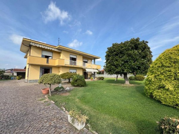 casa indipendente in vendita ad Oleggio