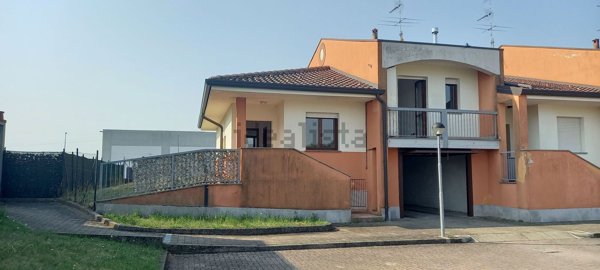 casa indipendente in vendita ad Oleggio in zona Carmine