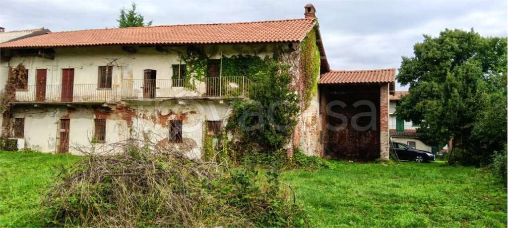 casa indipendente in vendita ad Oleggio