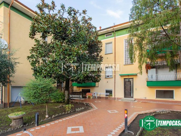 appartamento in vendita ad Oleggio in zona Carmine