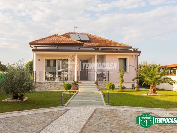 casa indipendente in vendita ad Oleggio