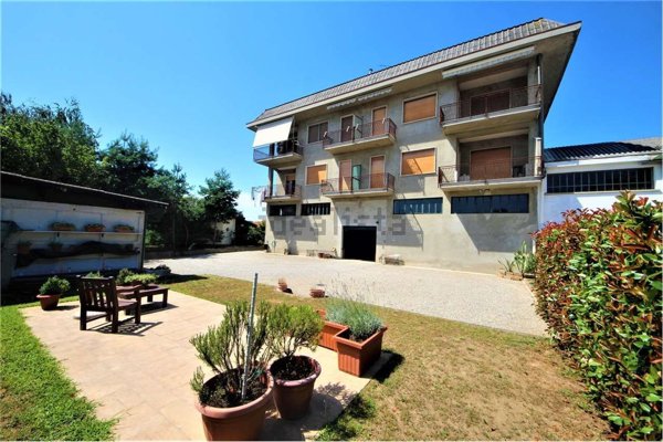 casa indipendente in vendita ad Oleggio