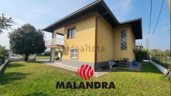 casa indipendente in vendita ad Oleggio