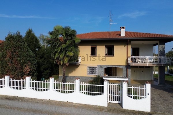 casa indipendente in vendita ad Oleggio