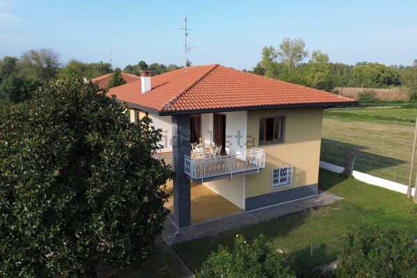 casa indipendente in vendita ad Oleggio