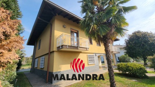 casa indipendente in vendita ad Oleggio