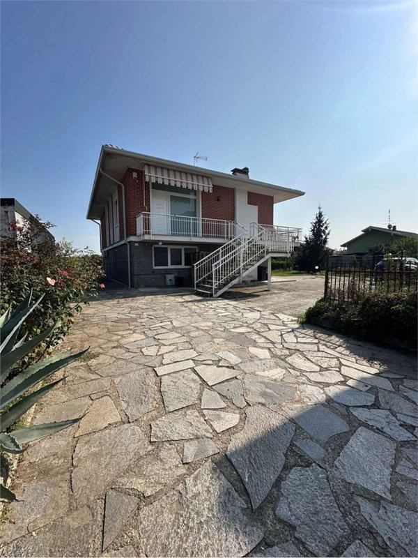 casa indipendente in vendita ad Oleggio