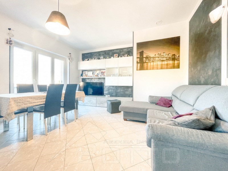 casa indipendente in vendita ad Oleggio in zona San Giovanni