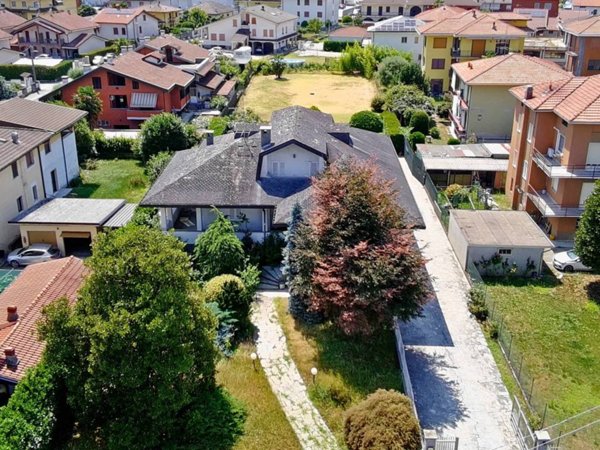 casa indipendente in vendita ad Oleggio in zona Santo Stefano.