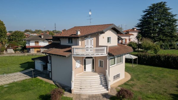 casa indipendente in vendita ad Oleggio in zona Fornaci