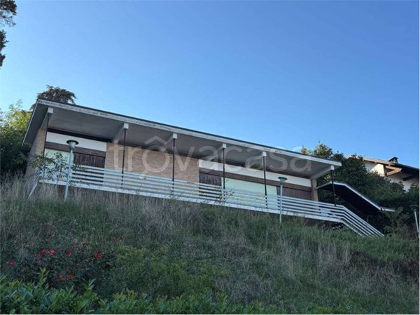 casa indipendente in vendita ad Oleggio in zona Carmine