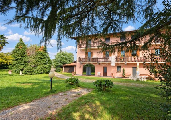casa indipendente in vendita ad Oleggio in zona Loreto