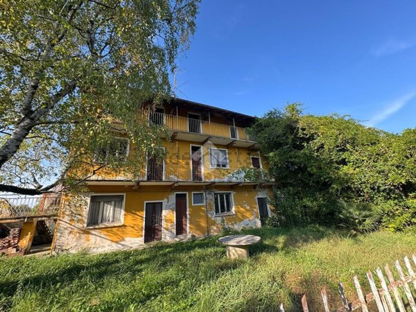 casa indipendente in vendita ad Oleggio in zona Bedisco