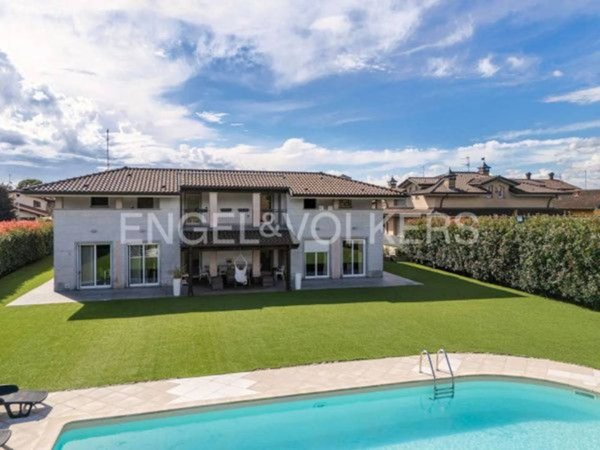 casa indipendente in vendita ad Oleggio in zona San Giovanni