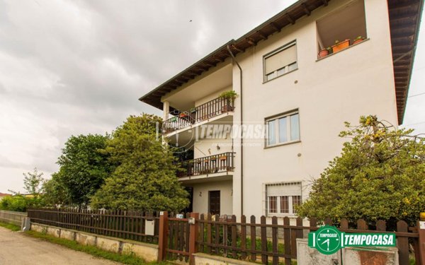 casa indipendente in vendita ad Oleggio in zona Carmine