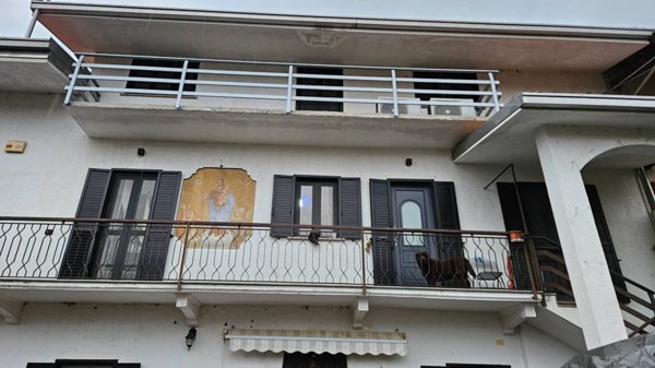 casa indipendente in vendita ad Oleggio in zona Bedisco