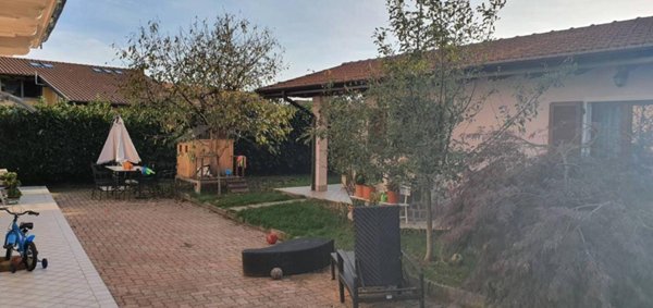 casa indipendente in vendita ad Oleggio Castello