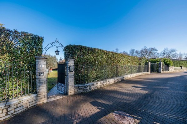 villa in vendita ad Oleggio Castello