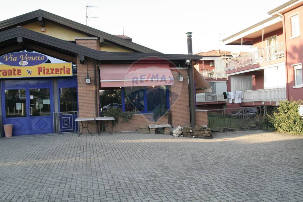 villa in vendita ad Oleggio Castello