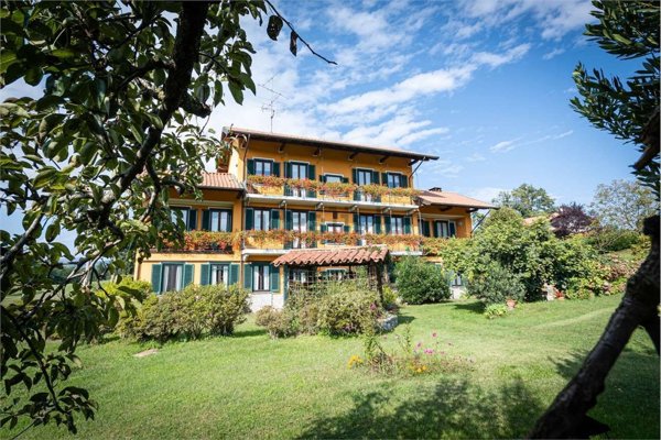 villa in vendita ad Oleggio Castello
