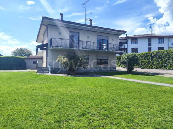casa indipendente in vendita ad Oleggio Castello in zona Ceserio