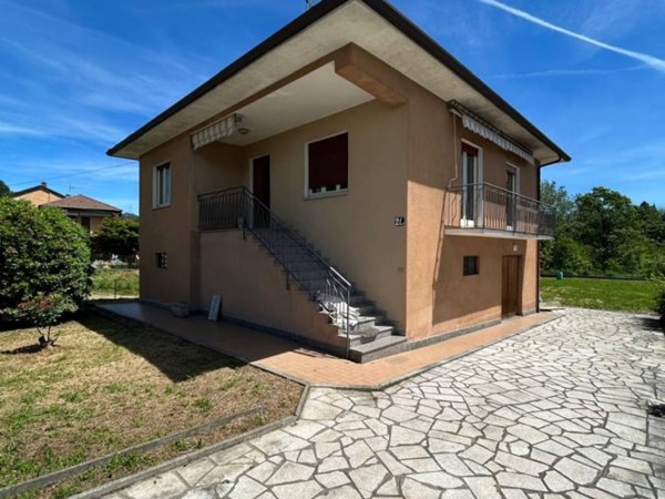 casa indipendente in vendita ad Oleggio Castello