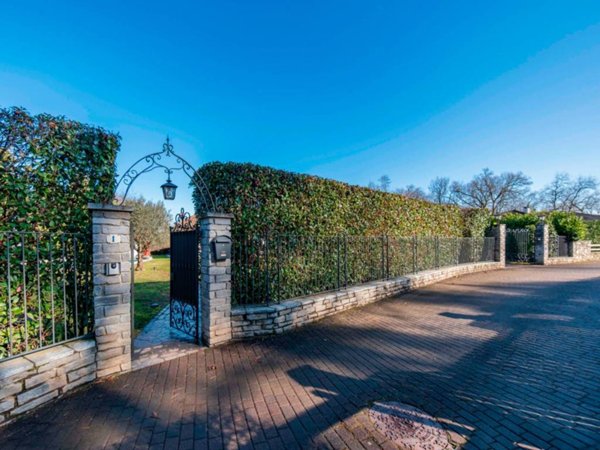 villa in vendita ad Oleggio Castello