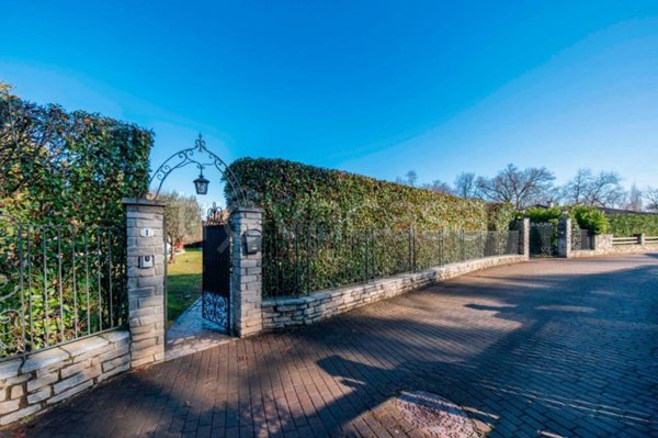 villa in vendita ad Oleggio Castello