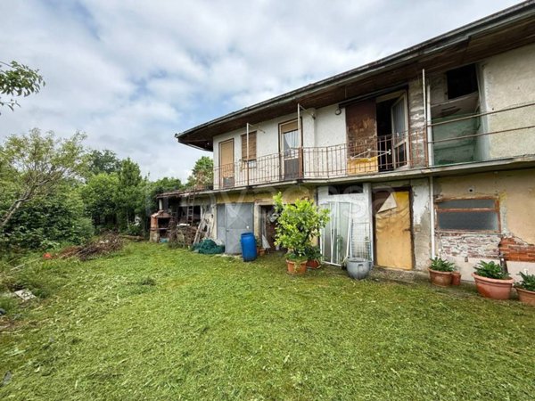 casa indipendente in vendita ad Oleggio Castello