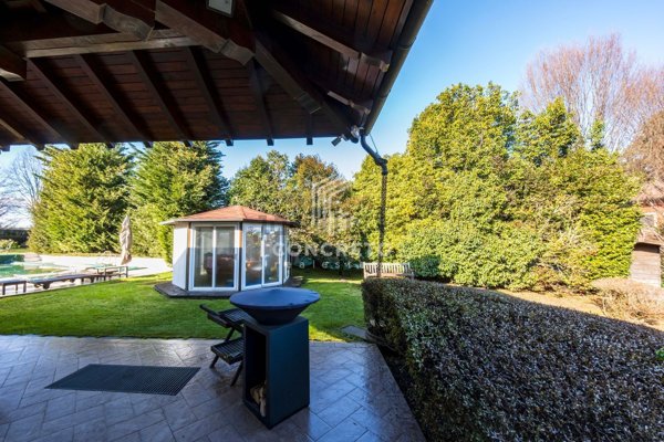 villa in vendita ad Oleggio Castello