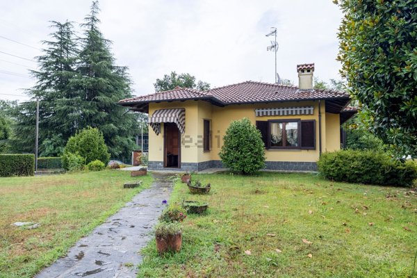 casa indipendente in vendita ad Oleggio Castello