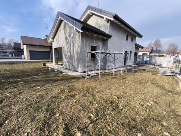 casa indipendente in vendita ad Oleggio Castello