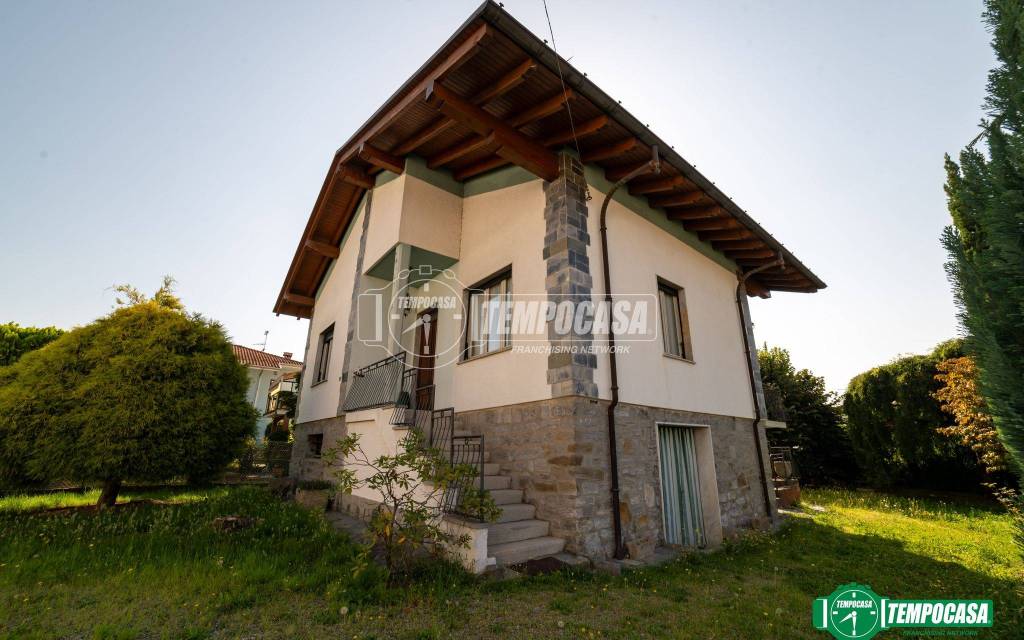 casa indipendente in vendita ad Oleggio Castello