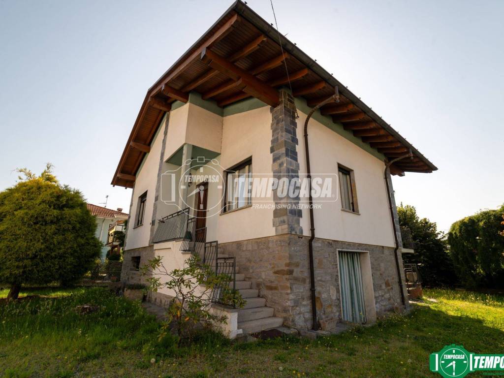 casa indipendente in vendita ad Oleggio Castello