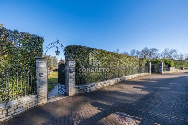 villa in vendita ad Oleggio Castello