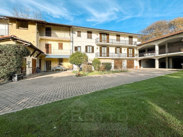 villa in vendita ad Oleggio Castello