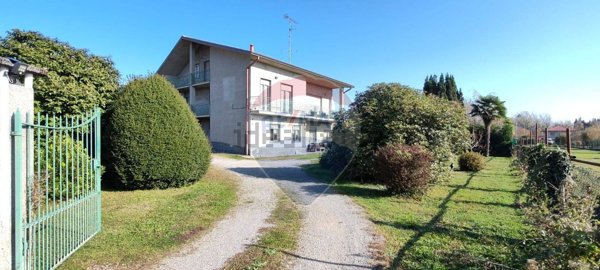casa indipendente in vendita ad Oleggio Castello in zona Campora