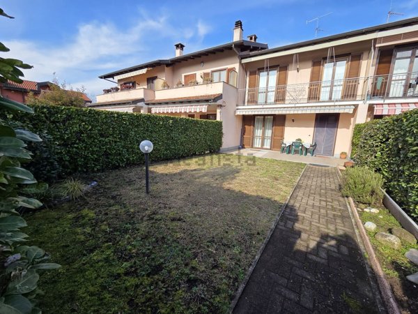 casa indipendente in vendita ad Oleggio Castello in zona Campora