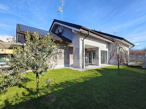 casa indipendente in vendita ad Oleggio Castello