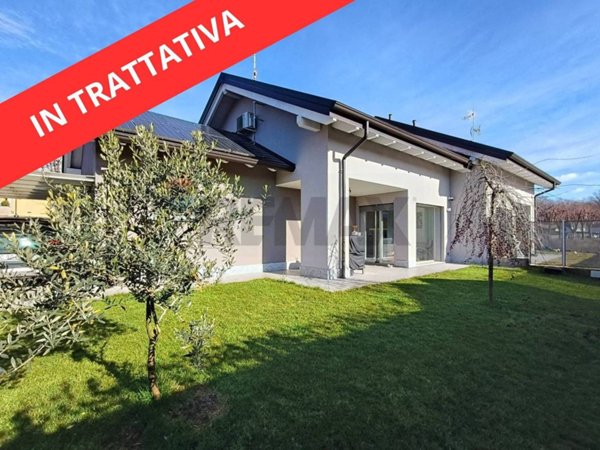 casa indipendente in vendita ad Oleggio Castello