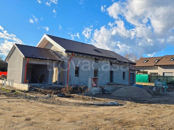 casa indipendente in vendita ad Oleggio Castello