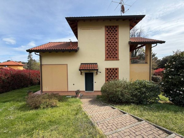 casa indipendente in vendita ad Oleggio Castello