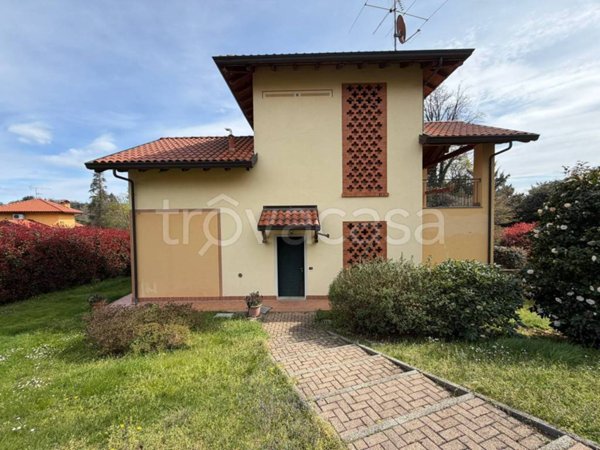 casa indipendente in vendita ad Oleggio Castello