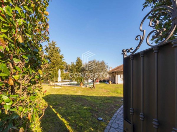 villa in vendita ad Oleggio Castello