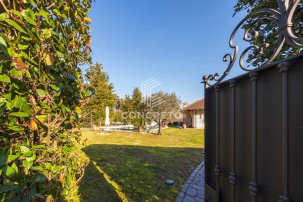 villa in vendita ad Oleggio Castello