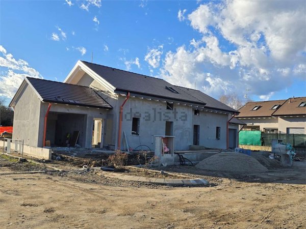 casa indipendente in vendita ad Oleggio Castello